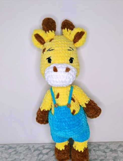 Girafa cu salopeta bleu - crosetat manual