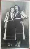 Fotografie tip carte postala, doua femei in port popular din Ardeal, perioada interbelica