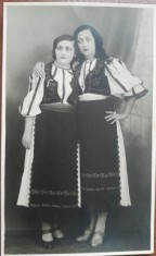 Fotografie tip carte postala, doua femei in port popular din Ardeal, perioada interbelica