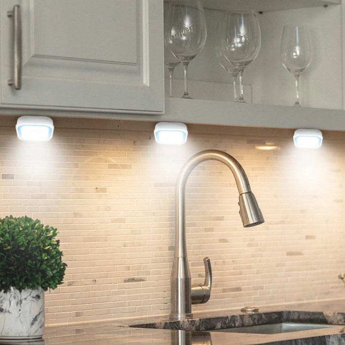 Set 3 lampi LED fara fir, autoadezive, cu telecomanda, 9x9x2.5 cm