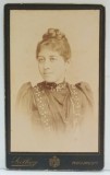FOTOGRAF SZOLLOSY , BUCURESTI , DOAMNA CU COC , FOTOGRAFIE C.D.V. , SFARSIT DE SECOL XIX