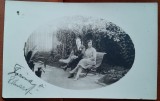 Fotografie tip carte postala, femeie si barbat pe banca, perioada interbelica