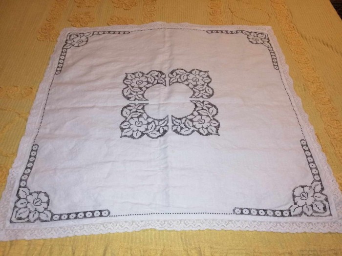 Fata de masa cusut brodat de mana broderie veche pe panza margine dantela