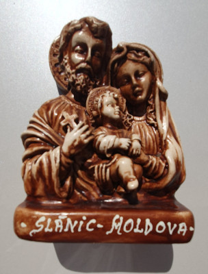 Bibelou din ceramica solida Slanic Moldova, fecioara Maria cu prunc, 15x11x6 cm foto