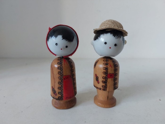 (2) Set Păpuși din Lemn și Plastic &ndash; Suvenir &icirc;n Port Popular Rom&acirc;nesc (Țărani) &ndash; Epoca Comunismului / Vintage anii &#039;60-&#039;70.