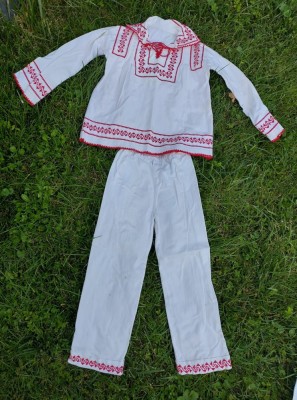 Costum popular national barbatesc, marime de copil / baiat, brodat cu cusatura de mana cu ata rosie, in cruciulita foto