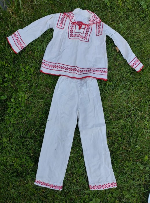 Costum popular national barbatesc, marime de copil / baiat, brodat cu cusatura de mana cu ata rosie, in cruciulita