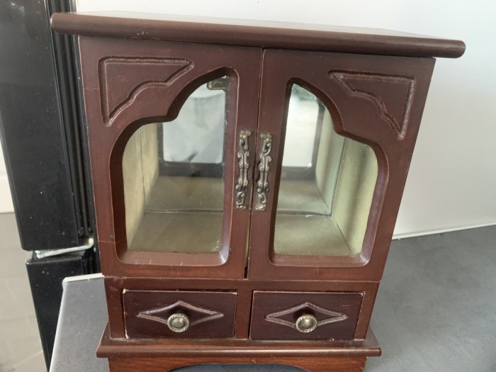 Deosebită cutie de bijuterii veche lemn cu oglindă și 2 sertare,stare perfectă,de colecție/decor.