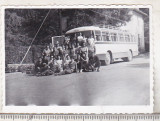 Bnk foto Excursionisti langa autocar TV 2, Alb-Negru, Romania de la 1950, Transporturi