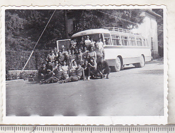 bnk foto Excursionisti langa autocar TV 2 foto