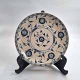 farfurie portelan B&aacute;t Tr&agrave;ng ceramica traditionala Vietnam 26 cm diametru crizanteme si arabescuri vintage anii 1970s monocrom