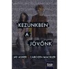 Kez&uuml;nkben a j&ouml;vőnk - Carolyn Mackler