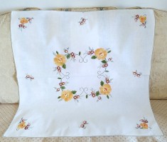 Fata de masa Vintage din bumbac cu broderie manuala mixta, in cruciulite si broderie aplicata- tip quilt