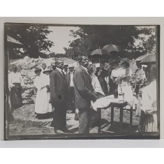 FOTOGRAFIE DE GRUP LA O SARBATOARE , PREOT SI CIVILI , LA TARA , COPIE DUPA ORIGINAL , FOTOGRAFIE MONOCROMA, PERIOADA INTERBELICA