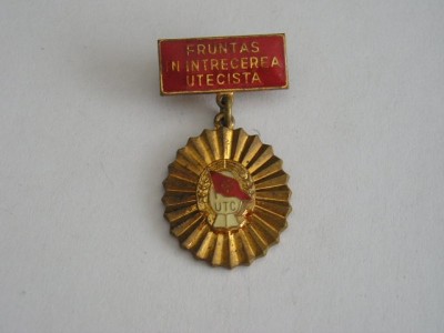 M3 k 24 - Insigna - tematica comunism - UTC - Fruntas in intrecerea utecista foto