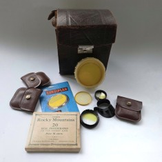 Lot accesorii foto din anii '80: Filtru Ceneiplan cu brosura, 3 filtre graduale si huse, trimmer, pliant cu Rockey Mountains si geanta piele