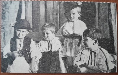 Carte postala, copii din tinutul Sibiului, perioada interbelica foto