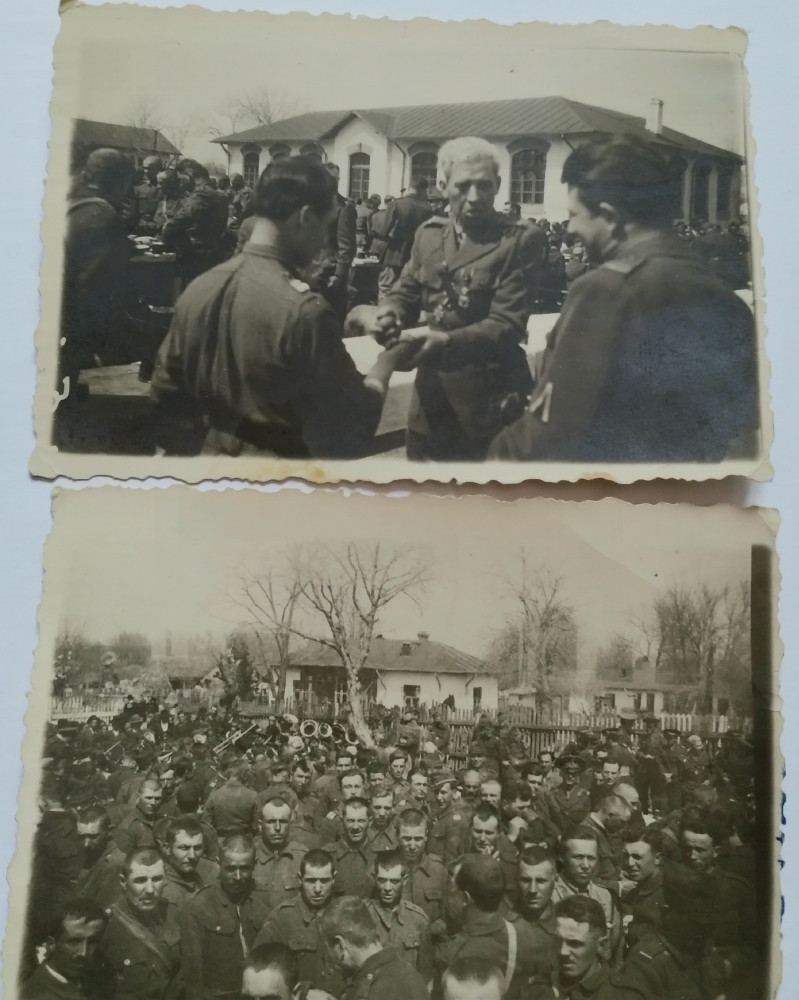 Fotografii Ofițer cu crucea de fier, preot militar, scena de Paste,  ciocnind oul, Alb-Negru, Romania 1900 - 1950 | Okazii.ro
