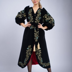 Rochie eleganta midi neagra din catifea cu broderie cu model traditional Konia