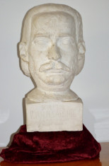 Ioan Sarghie sculptor Campulung Moldovenesc, bust in ipsos de Spiridon Georgescu foto