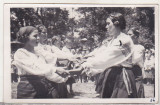 Bnk foto Fete in costume populare dansand - anii `30, Alb-Negru, Romania 1900 - 1950, Etnografie