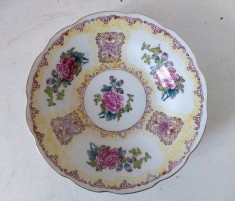 Farfurie portelan chinezesc, vintage, anii 70, Made in China, decor cu galben si flori roz, marginea aurie, 18cm diametru x 4cm inaltime