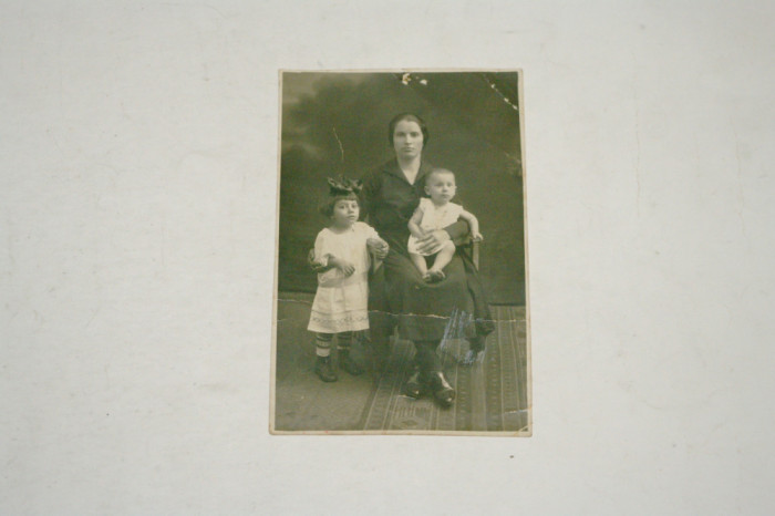 Poza - mama cu doi copii - interbelica