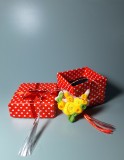 Martisor lucrat manual - Pasare cu floricele galbene - din clei, Model unicat