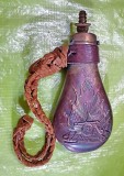 G273-Tolba praf pusca veche USA bronz si curea piele design in relief cu pusti, halebarda, steaguri, tun stare foarte buna cu patina deosebita..
