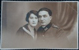 Fotografie tip Carte Postala, Locotenent de vanatori de garda impreuna cu sotia, perioada interbelica