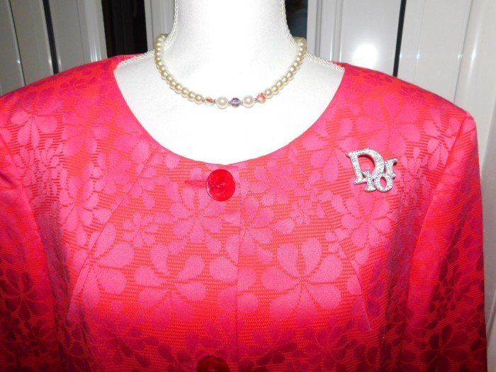 Mantou nou deeosebit, Danemarca ,masura 50 , brocart , brosa noua cadou