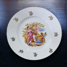 Farfurie decorativa Limoges cu suport, scena galanta “D’apres Watteau” – Franta