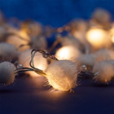 Instala?ie Lumini Comet LED, Model Pompon, 20 Becuri, Lumina Alb Cald, 2.68m, Cablu Transparent, Func?ionare pe Baterii 3xAA foto