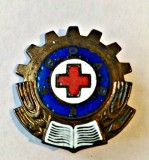 MEDICINA INSIGNA FGPAS FII GATA ALIAJ BRONZ MAGNETIC AMBUTISATA CARTEA EMAILATA, Romania de la 1950