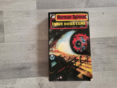 Intre doua lumi de Norman Spinrad foto