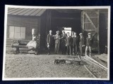 BELGIA , GRUP DE BARBATI IN FATA UNUI ATELIER , FOTOGRAFIE MONOCROMA , DATATA 1928