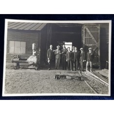 BELGIA , GRUP DE BARBATI IN FATA UNUI ATELIER , FOTOGRAFIE MONOCROMA , DATATA 1928