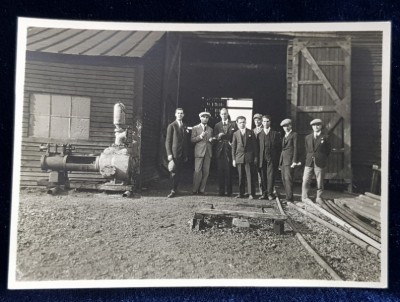 BELGIA , GRUP DE BARBATI IN FATA UNUI ATELIER , FOTOGRAFIE MONOCROMA , DATATA 1928 foto