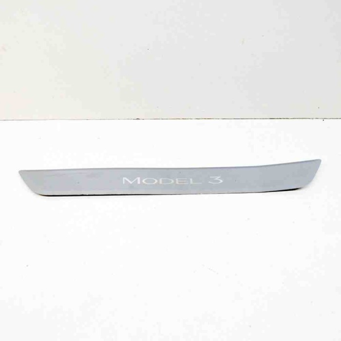 Ornament prag st&acirc;nga față TESLA MODEL 3 2018 OEM: 1090844-00-C