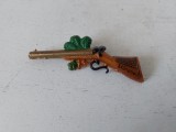 Insigna vintage - Munche - Germania - cu pusca de vanatoare, plastic, ac metalic, colectie, 6cm