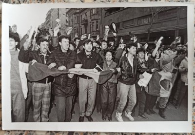 Manifestanti scandand, decembrie 1989// fotografie de presa foto