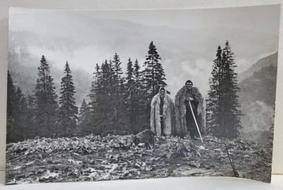 CIOBAN SI CIOBANITA IN MUNTII LOTRULUI , FOTOGRAFIE ANII &amp;#039;60 - 70 foto