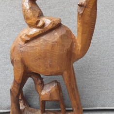 Statueta hand made vintage lemn santal masiv, camila cu pui, 26x13x4 cm