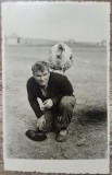 Barbat cu un curcan in spinare, Romania interbelica// fotografie