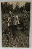 TANAR CANTAND LA ACORDEON IN LIVADA , ROMANIA , 1939 , FOTOGRAFIE FORMAT CARTE POSTALA