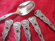 SET LINGURITE ARGINTATE PLACATE CU ARGINT DECOR CU TRANDAFIRI 13.5 CM