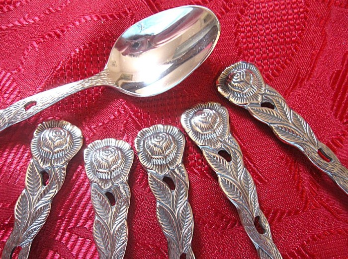 SET LINGURITE ARGINTATE PLACATE CU ARGINT DECOR CU TRANDAFIRI 13.5 CM