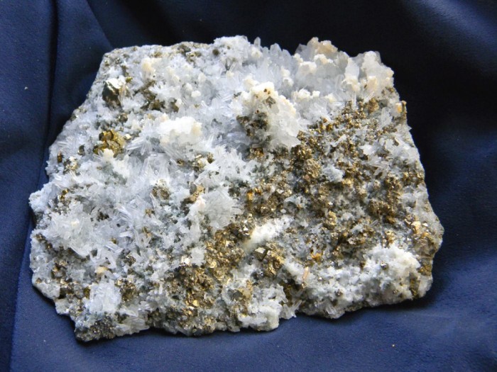 Specimen minerale - CUART, PIRITA SI CALCITA (CC1)