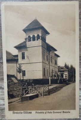 Brezoiu, Valcea, Primaria si Hala Comunei Brezoiu// CP foto