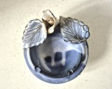 Scrumiera vintage ceramica gresie model floral decor frunze aplicate manual glazura albastru gri diametru 13cm arta decorativa obiect colectie